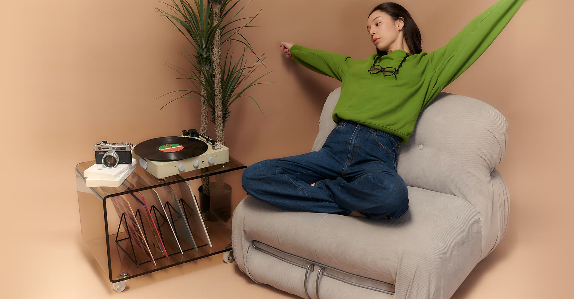 50sっぽいレトロデザインのレコードプレーヤー。かわいいけど実は多