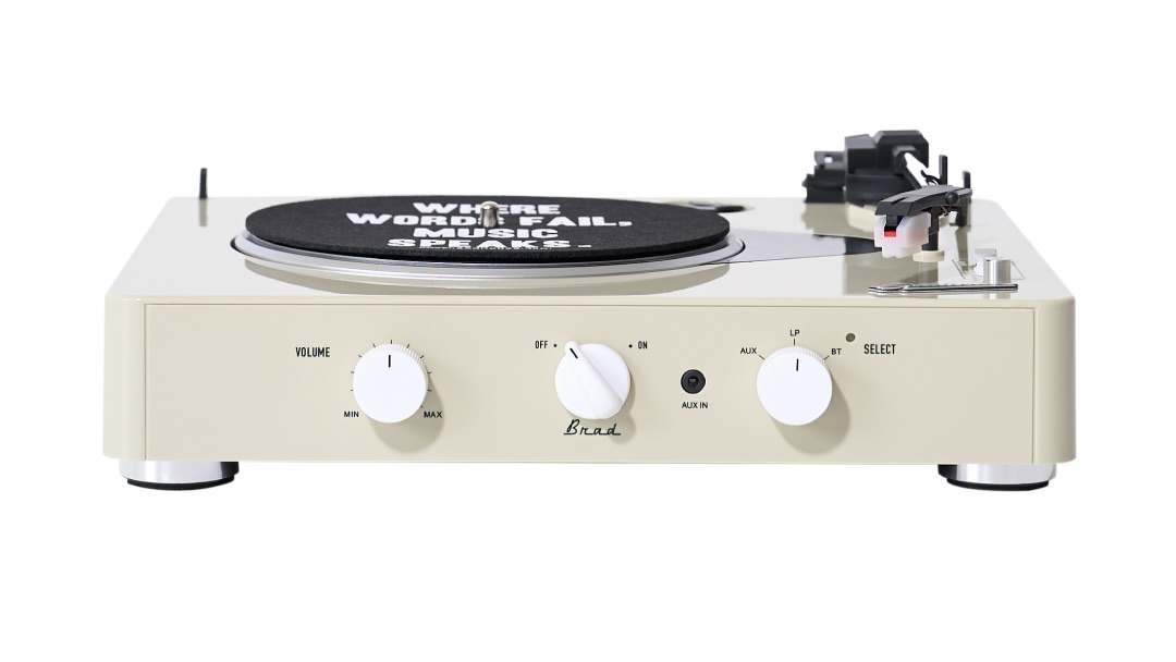50sっぽいレトロデザインのレコードプレーヤー。かわいいけど実は多