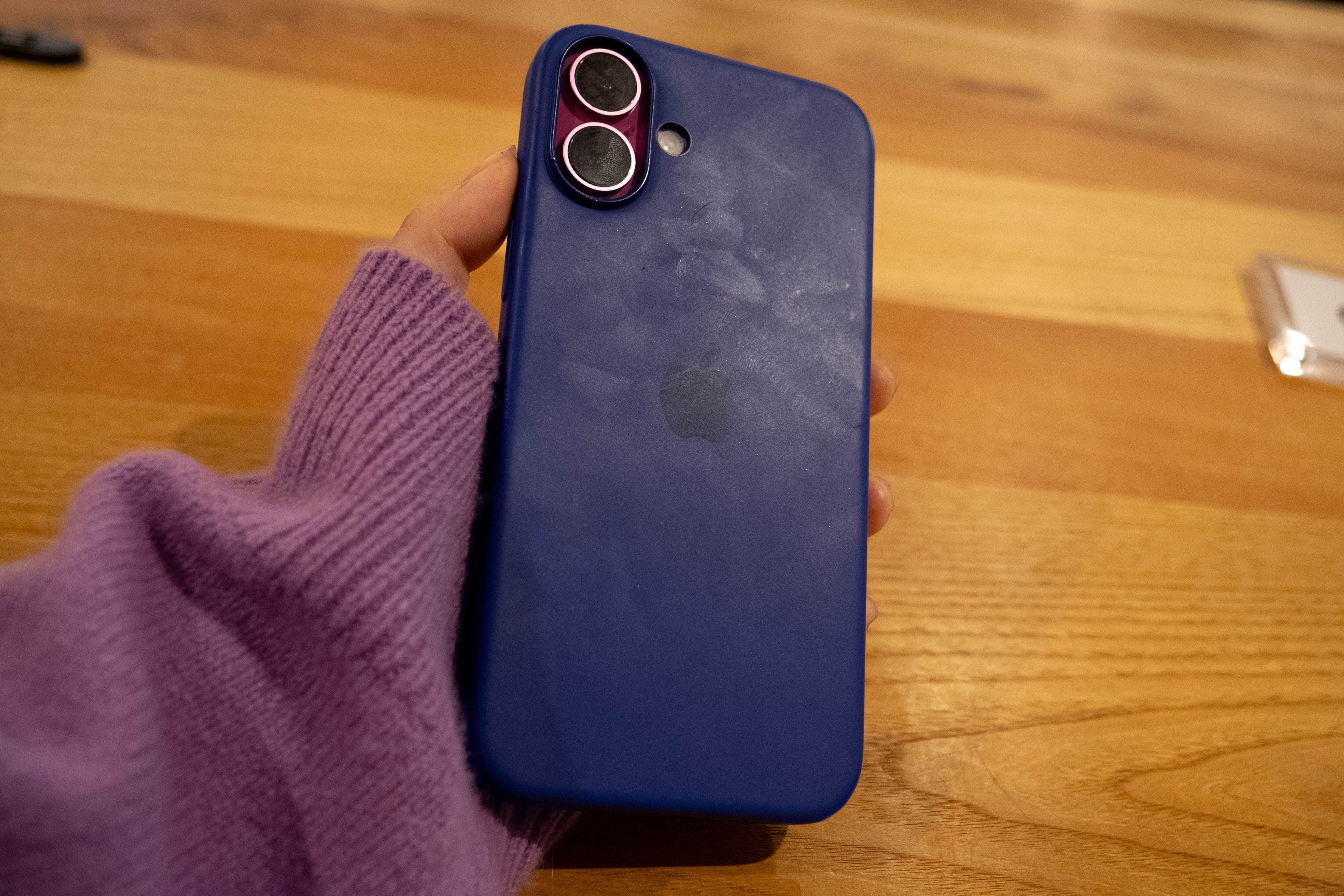 iPhone 16の純正シリコンケース、3カ月使ってみた結果 | ギズモード
