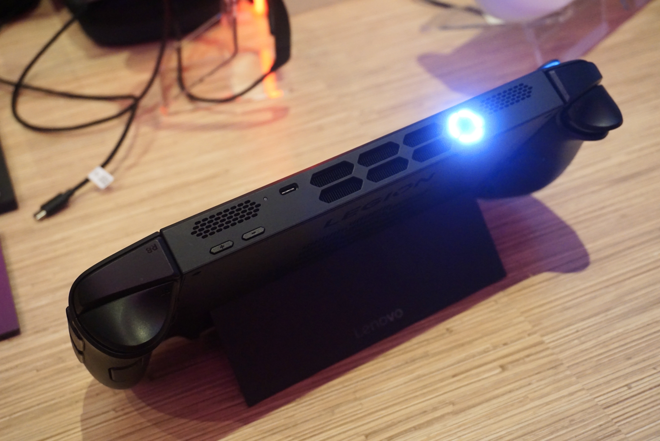 Lenovoのぶっ飛んだポータブルゲーミングPCを紹介するぜ！ #CES2025