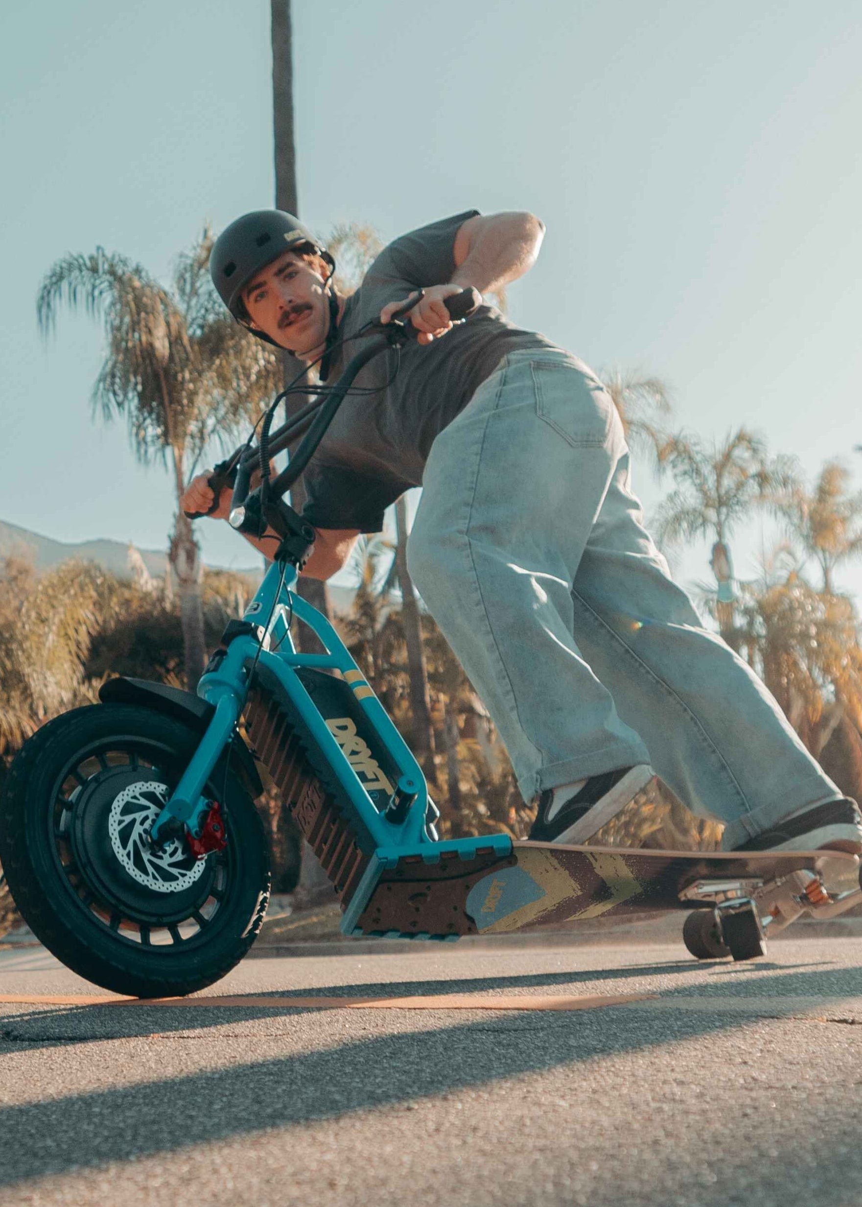 スケボーとBMXが、キメラ合体したような「電動キックボード