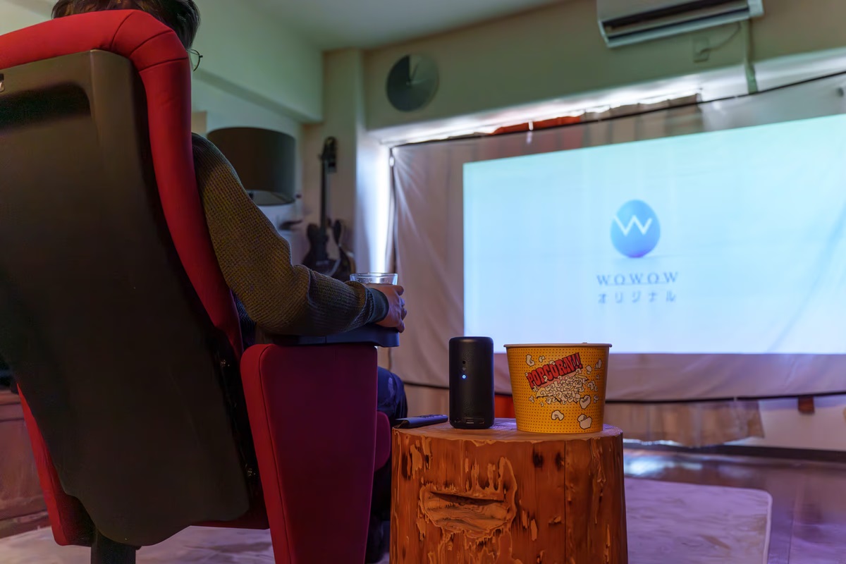 究極の映画タイムは椅子から！自宅が映画館に変身する「おうちシアター 