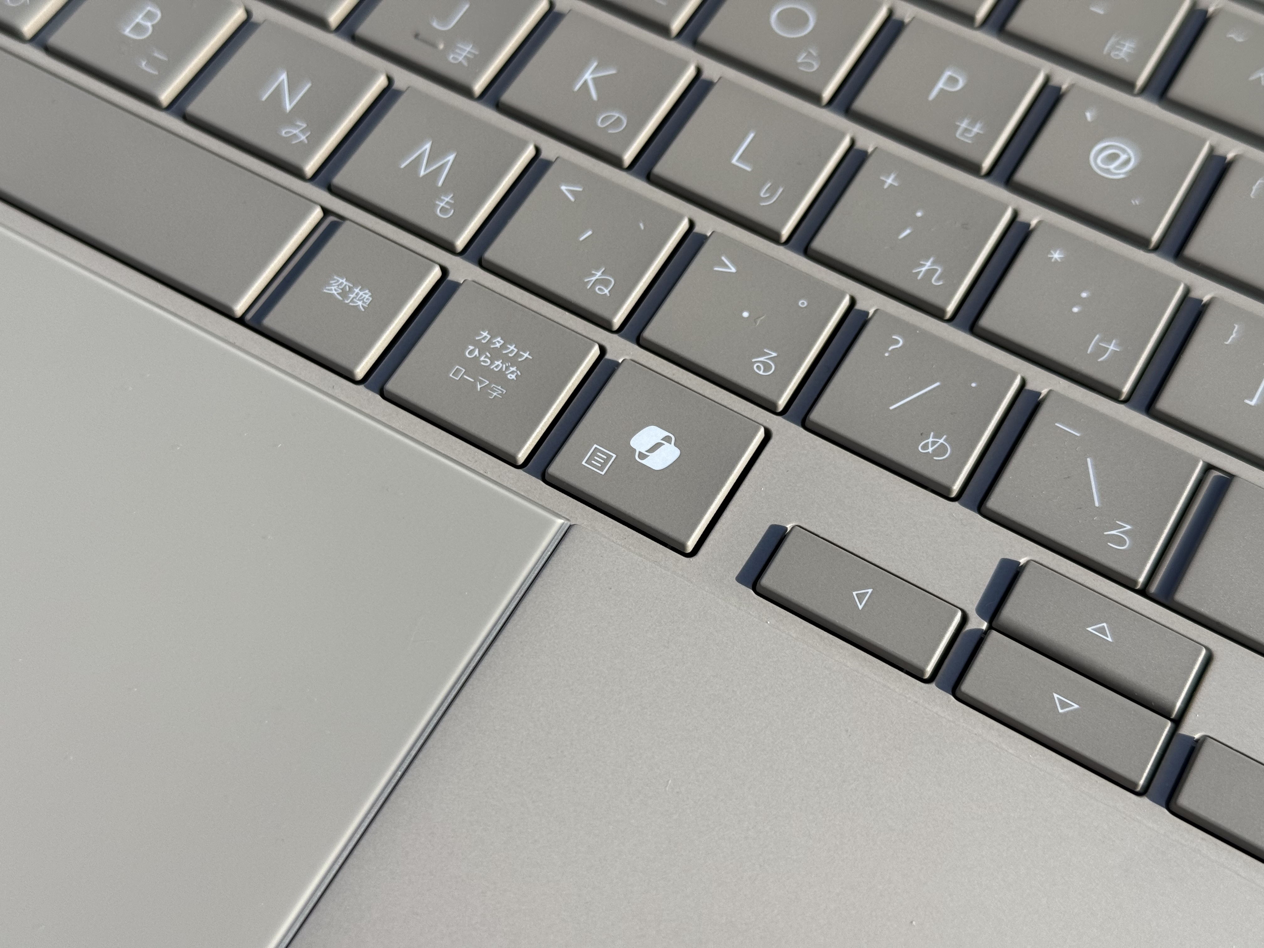 MacBook “Air”を使ってる人は「899gの軽量ノートPC」をどう感じる