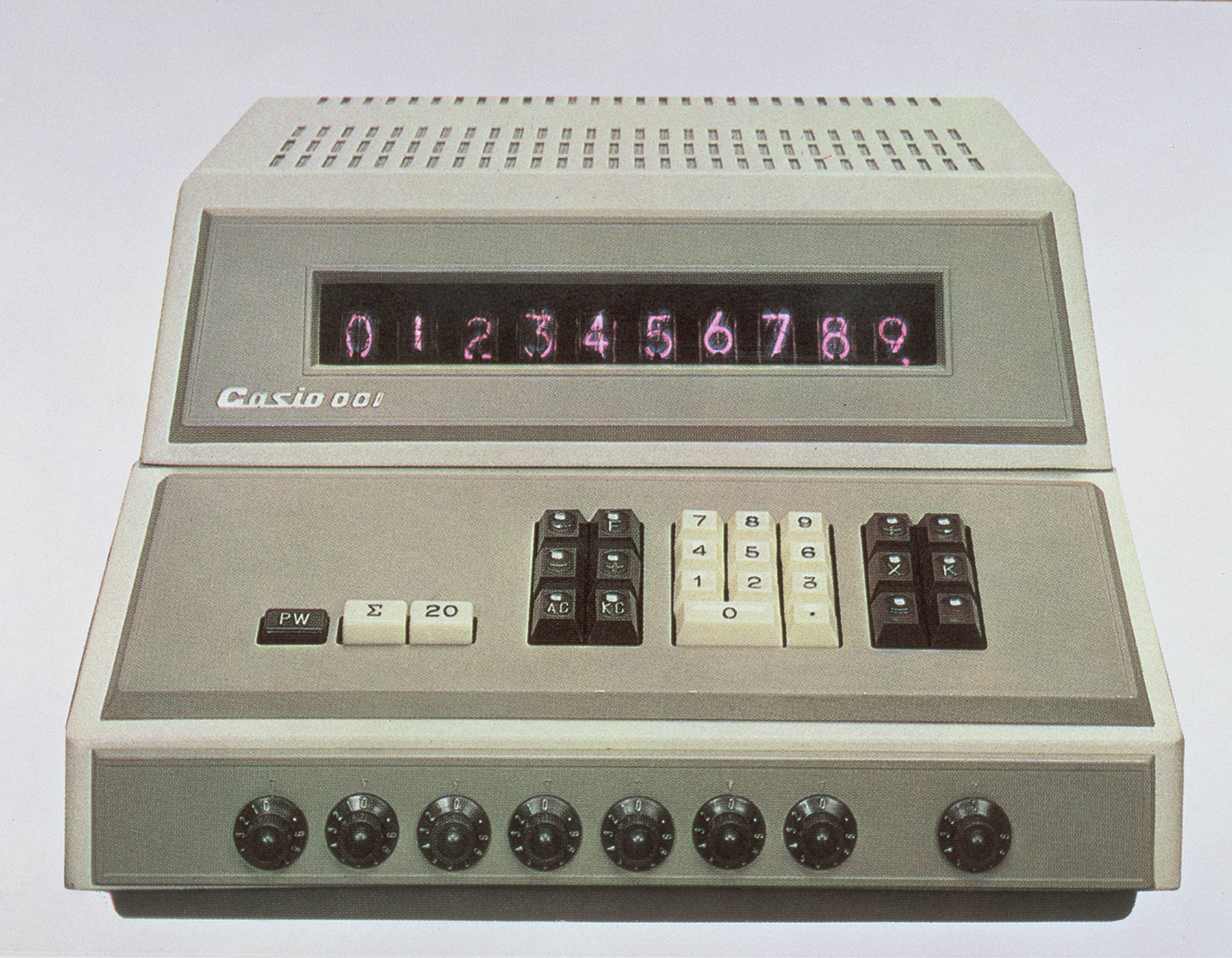 初代電卓って何kgだったと思います？ 電卓と電子音楽にフィーチャー