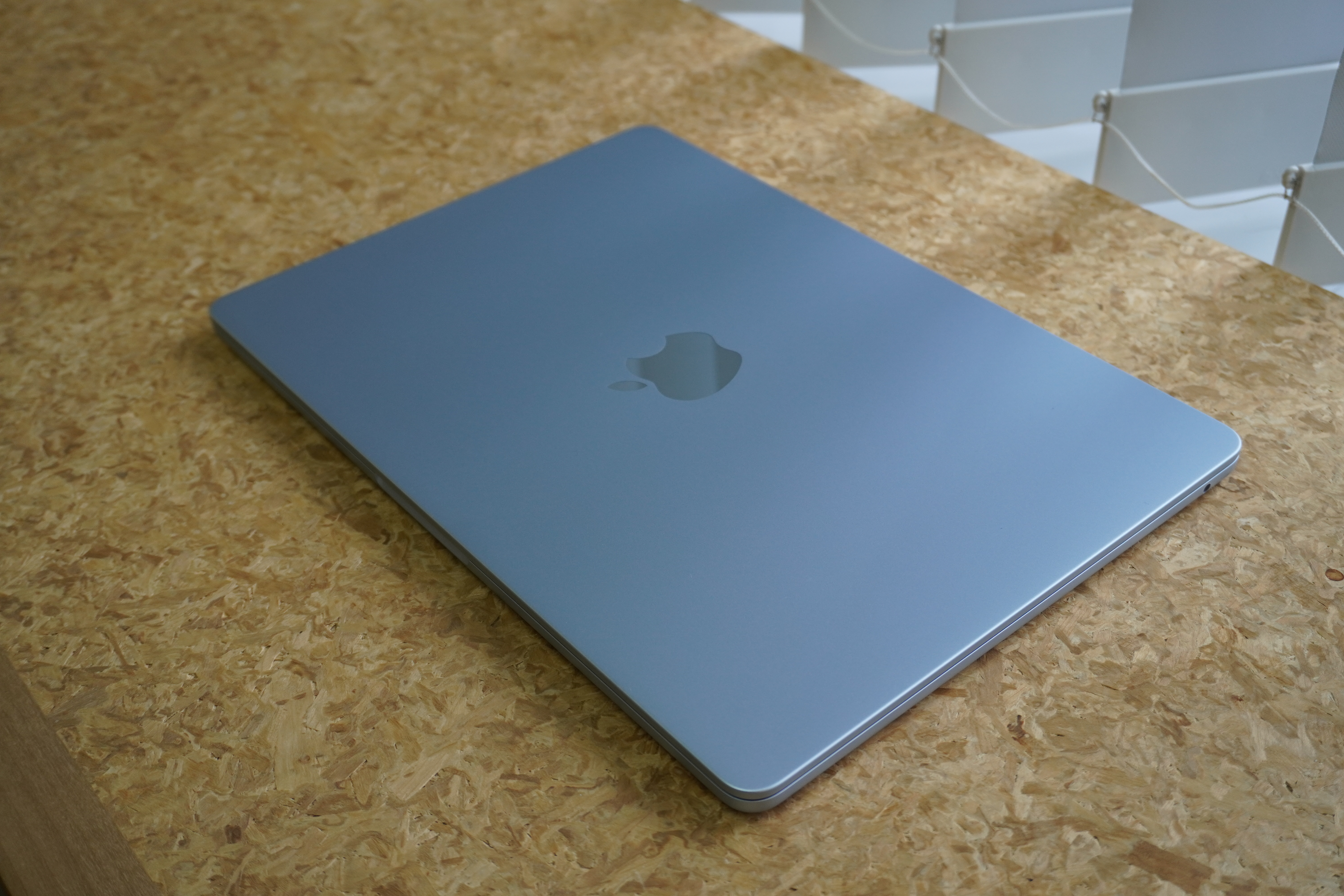 MacBook Airの新色スカイブルー 、「スカイシルバー」の方がしっくり