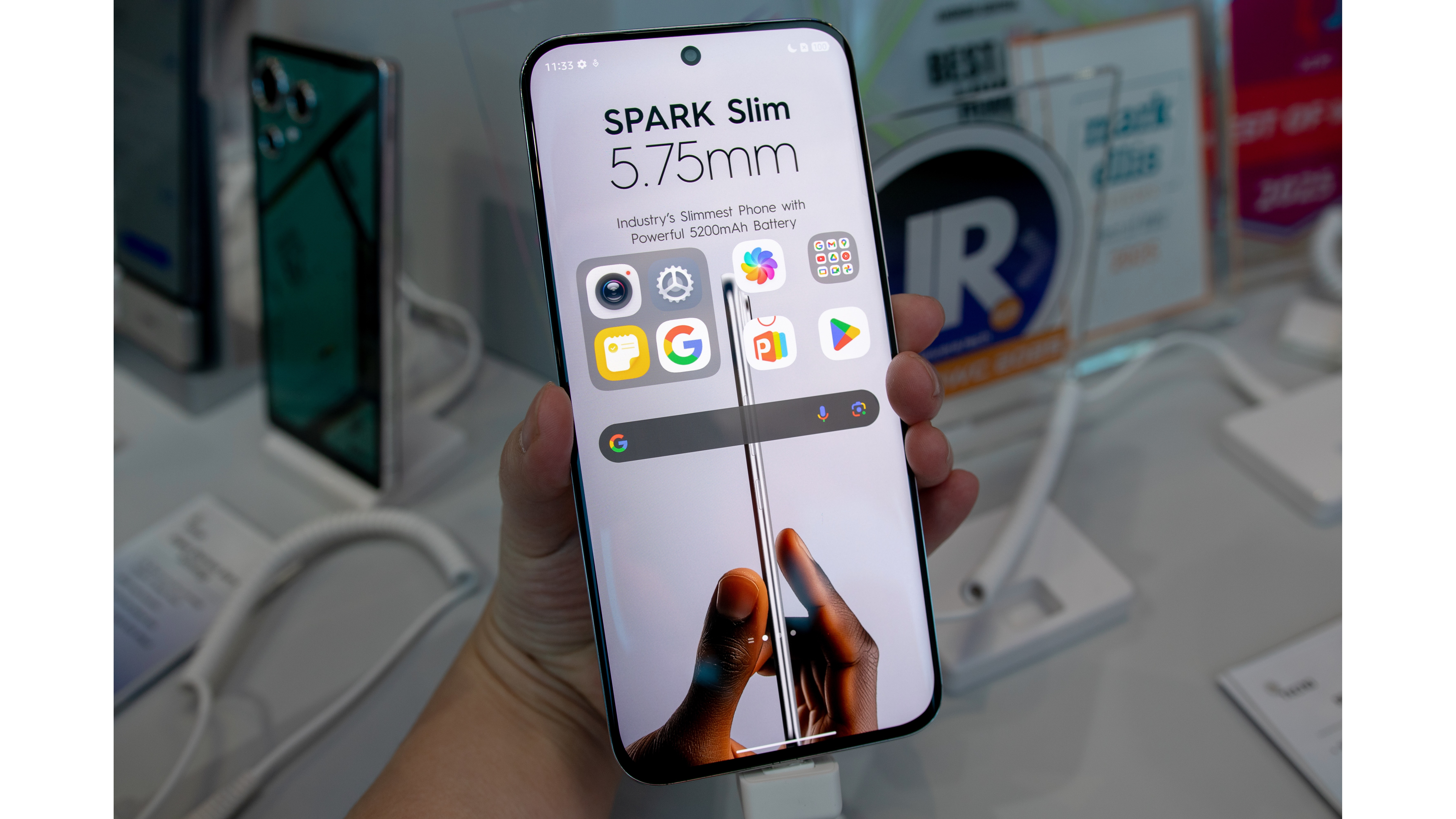 スマートフォン本体 スリムデザイン 厚さはコイン3枚分。とにかく薄さを追求したスマートフォン