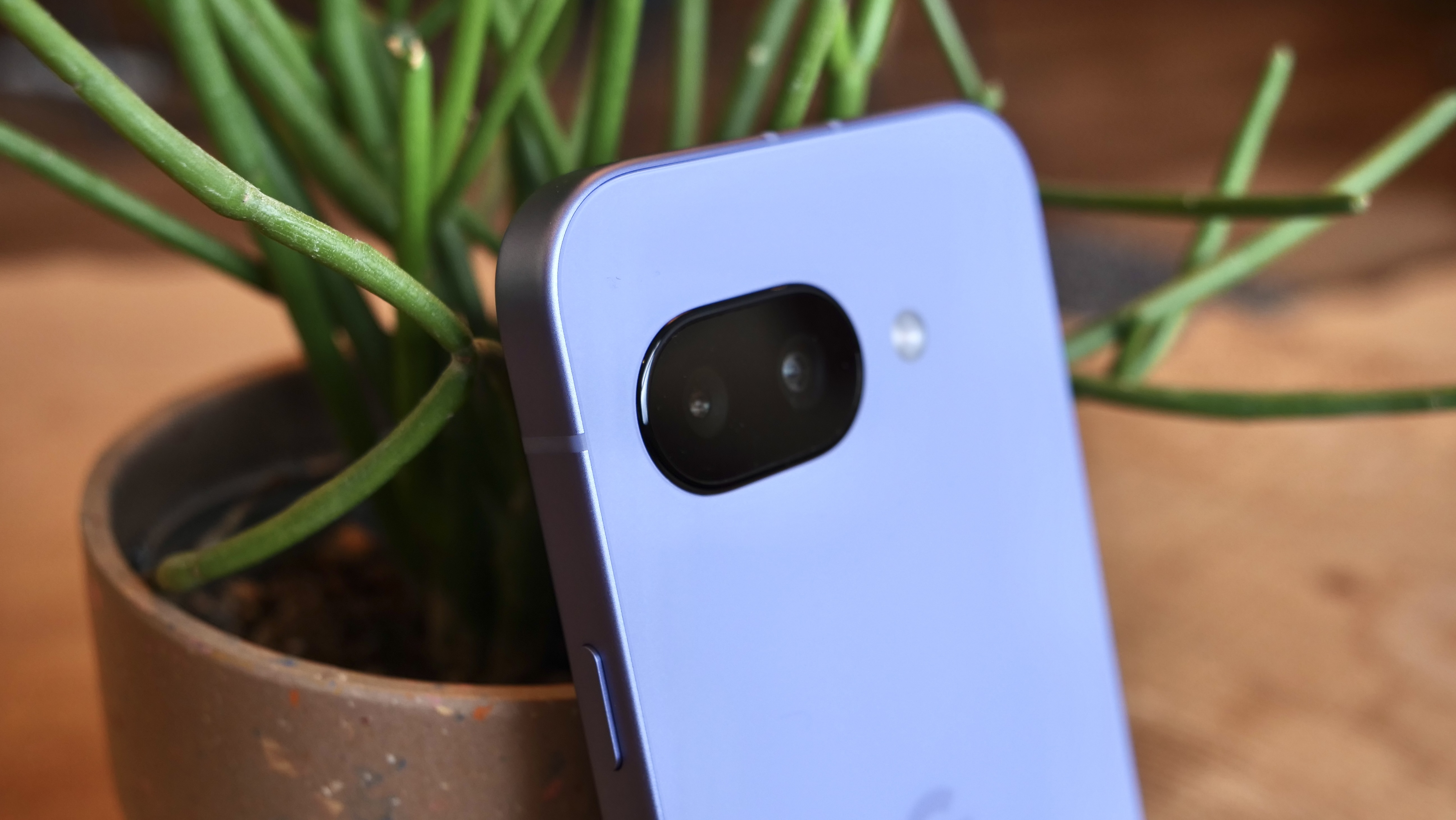 背中スッキリ、中身ギッシリ。Googleの「Pixel 9a」を触ってみた 