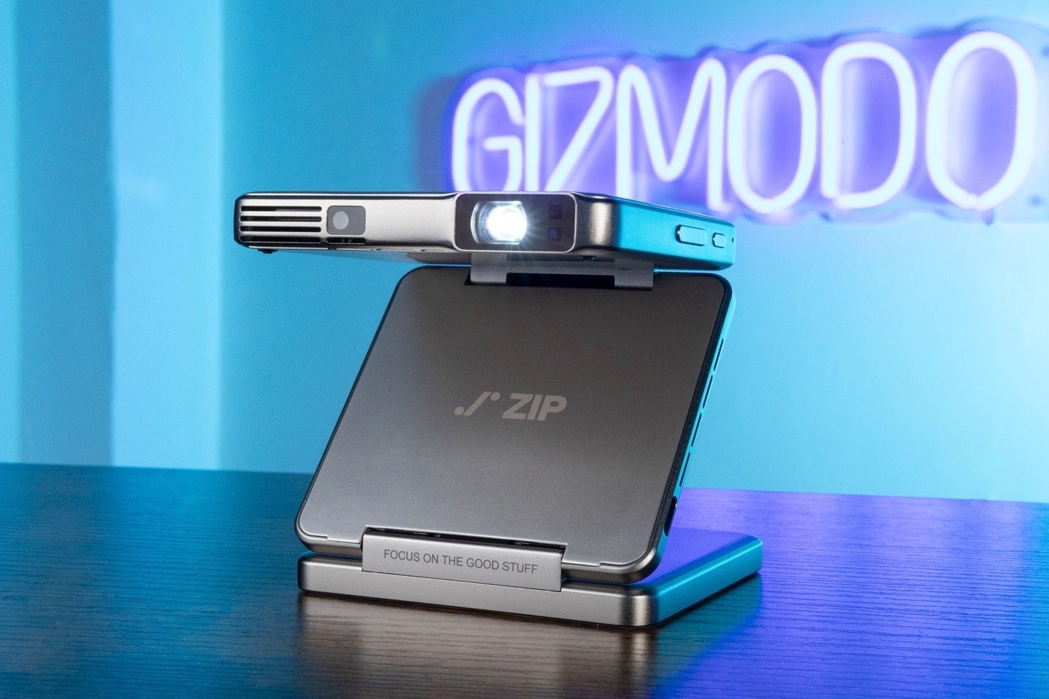 三つ折り小型プロジェクター「Aurzen Zip」。コンパクトが正義“では