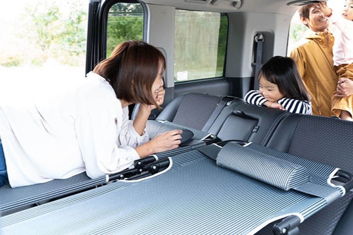車中の過ごし方革命。フラットに寝られる折りたたみ式ベッドの販売が