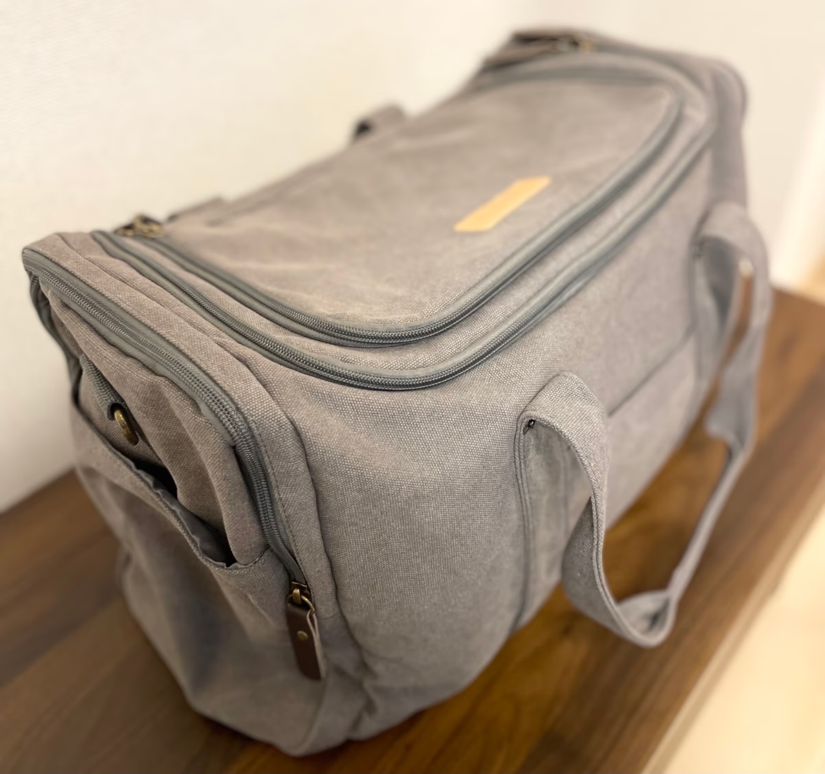 ガバッと開くと全部見える。収納上手な「ボストンバッグ」が旅を変える