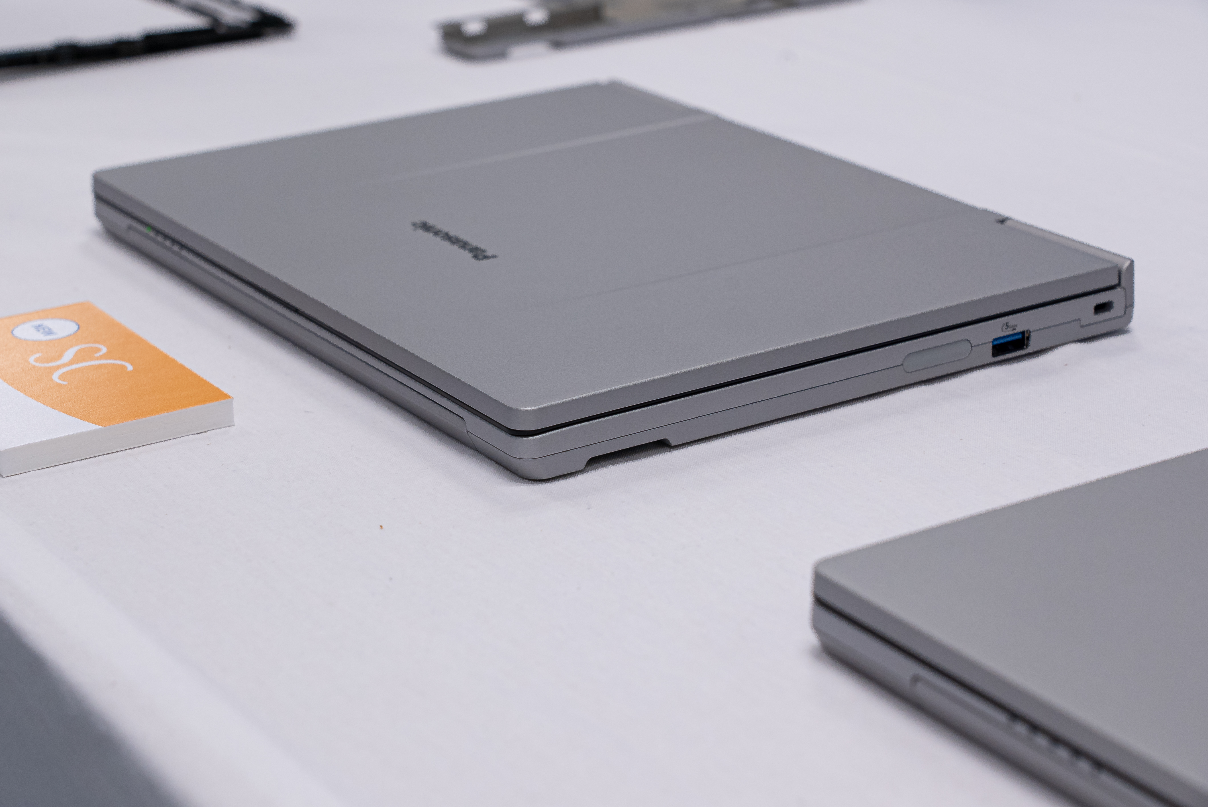 949g、指3本で持てちゃう“無重力モバイルPC”。それが「レッツノート SC 949g、指3本で持てちゃう“無重力モバイルPC”。それが「レッツノート SC