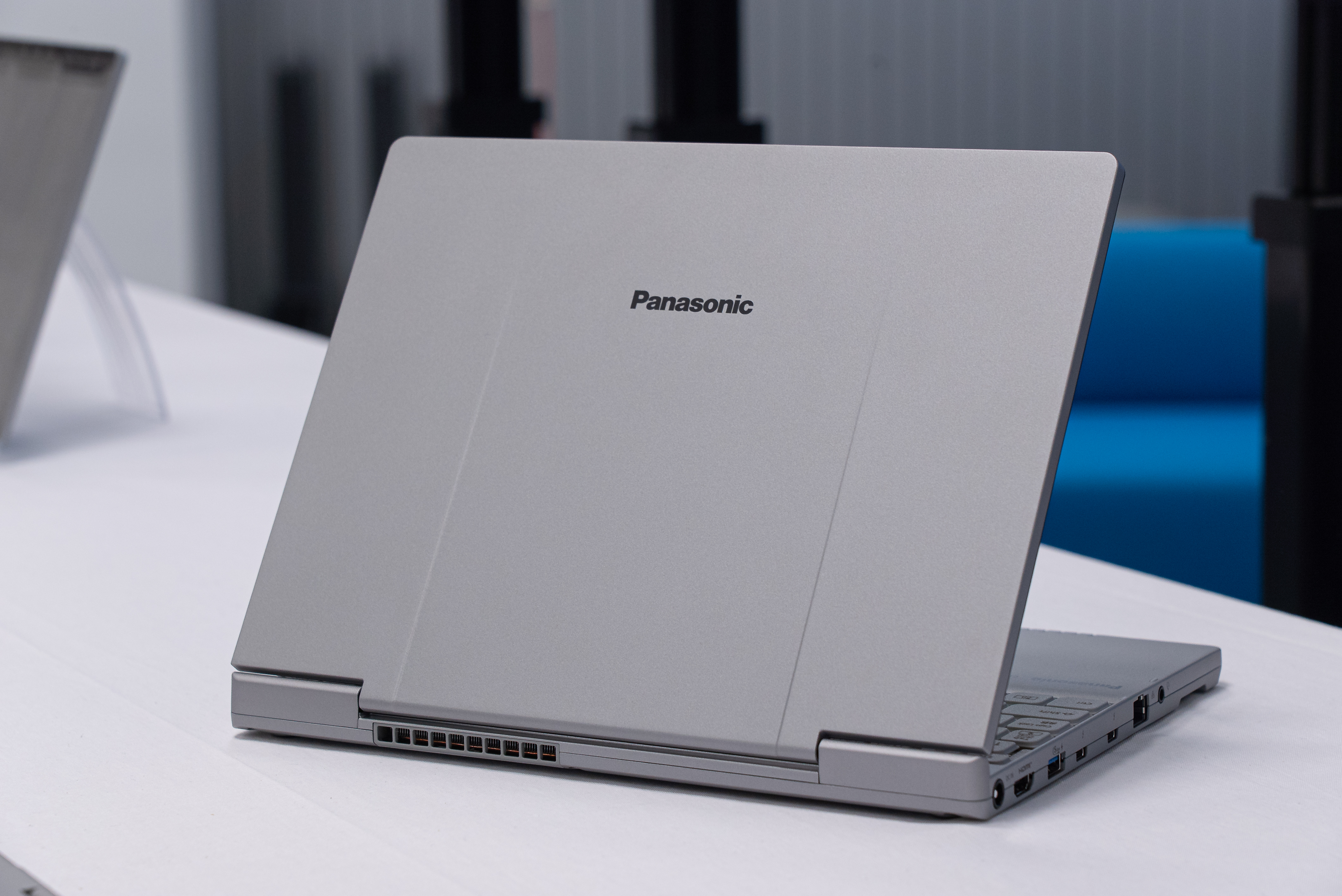 Panasonic Let's note シルバー ノートPC 本体 949g、指3本で持てちゃう“無重力モバイルPC”。それが「レッツノート SC