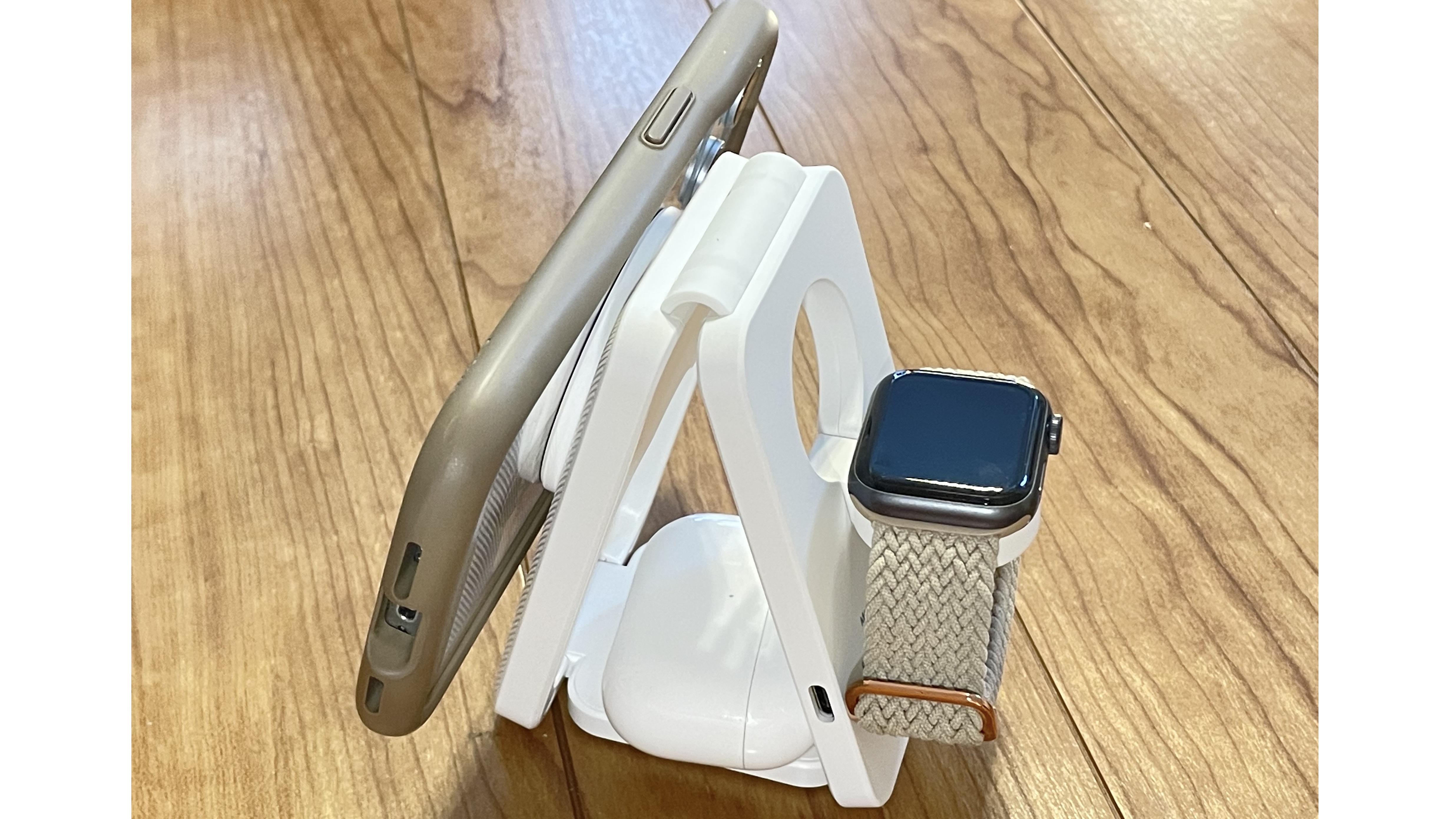 iPhone、Apple Watch、Air Podsを同時充電。スリコの充電器は持ち運び 