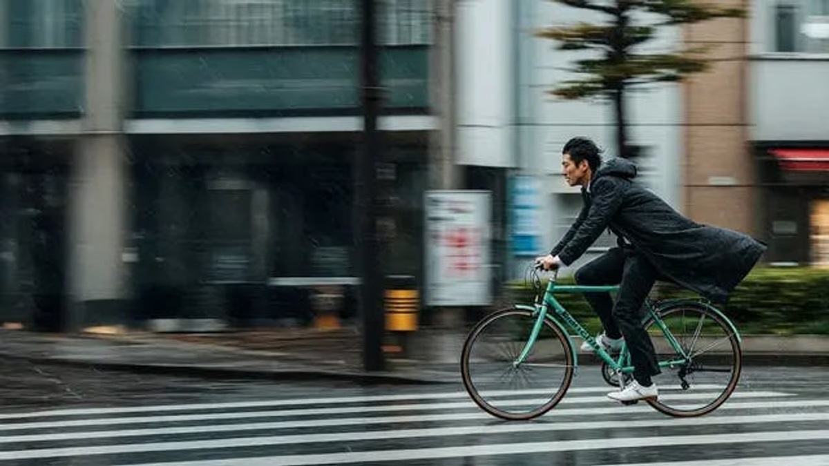 まさに梅雨の救世主。「呼吸する素材」のコートが活躍するときが来た