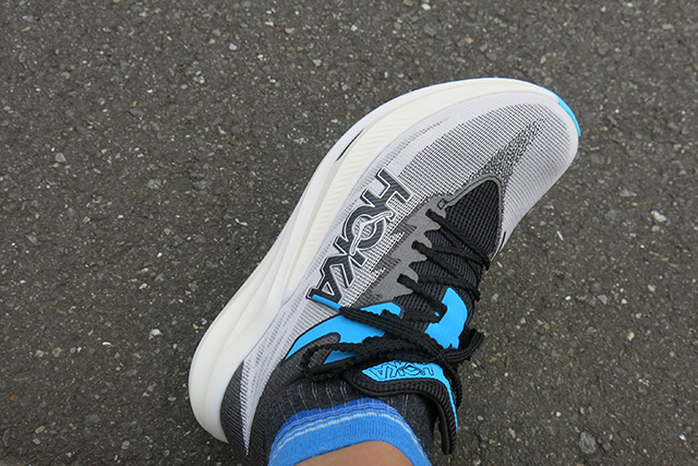 跳ねるような推進力。HOKAのカーボンプレート入りシューズは横ブレも