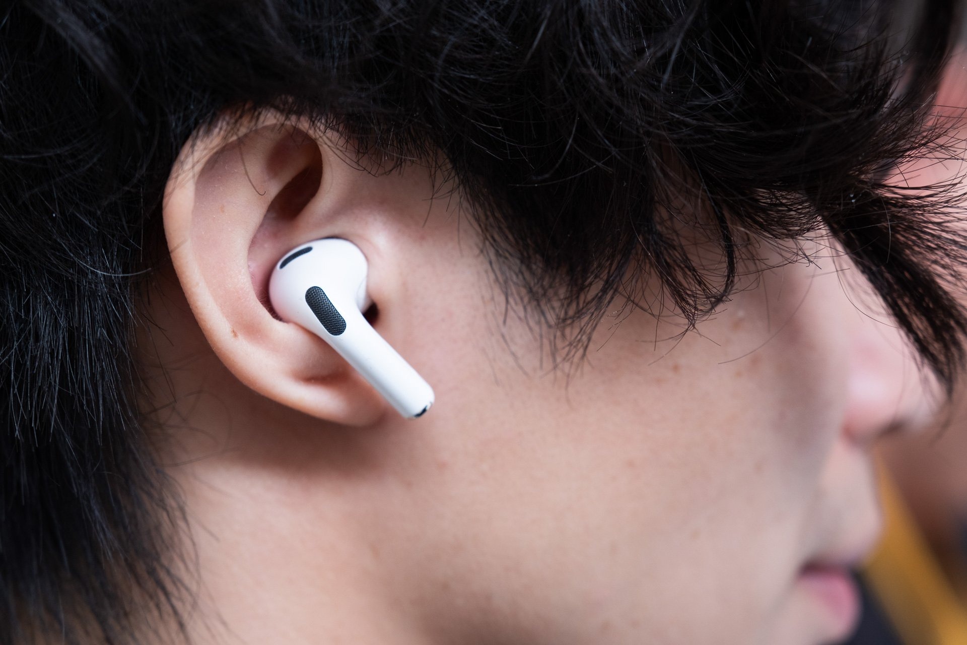 250912airpodspro3handsonus.jpg