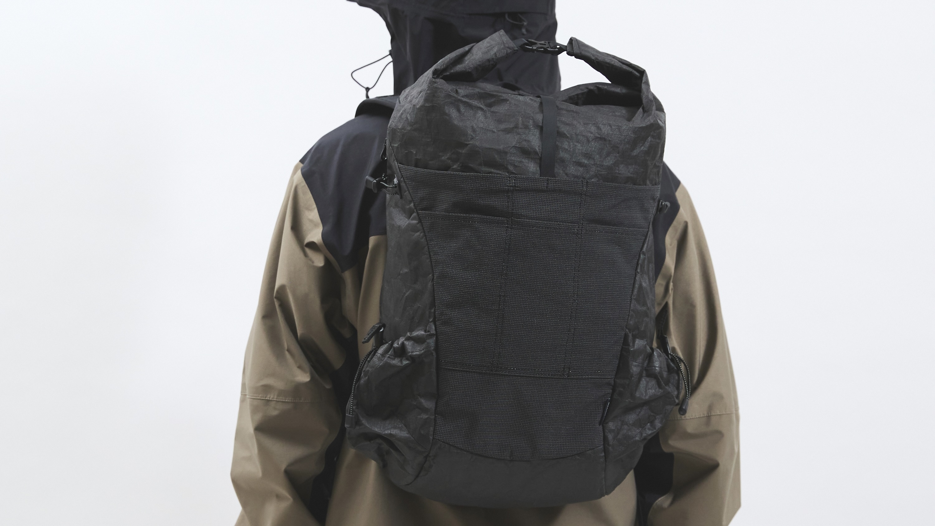 重さ420gで、強度は鉄の15倍。ロールトップの課題を克服したバック