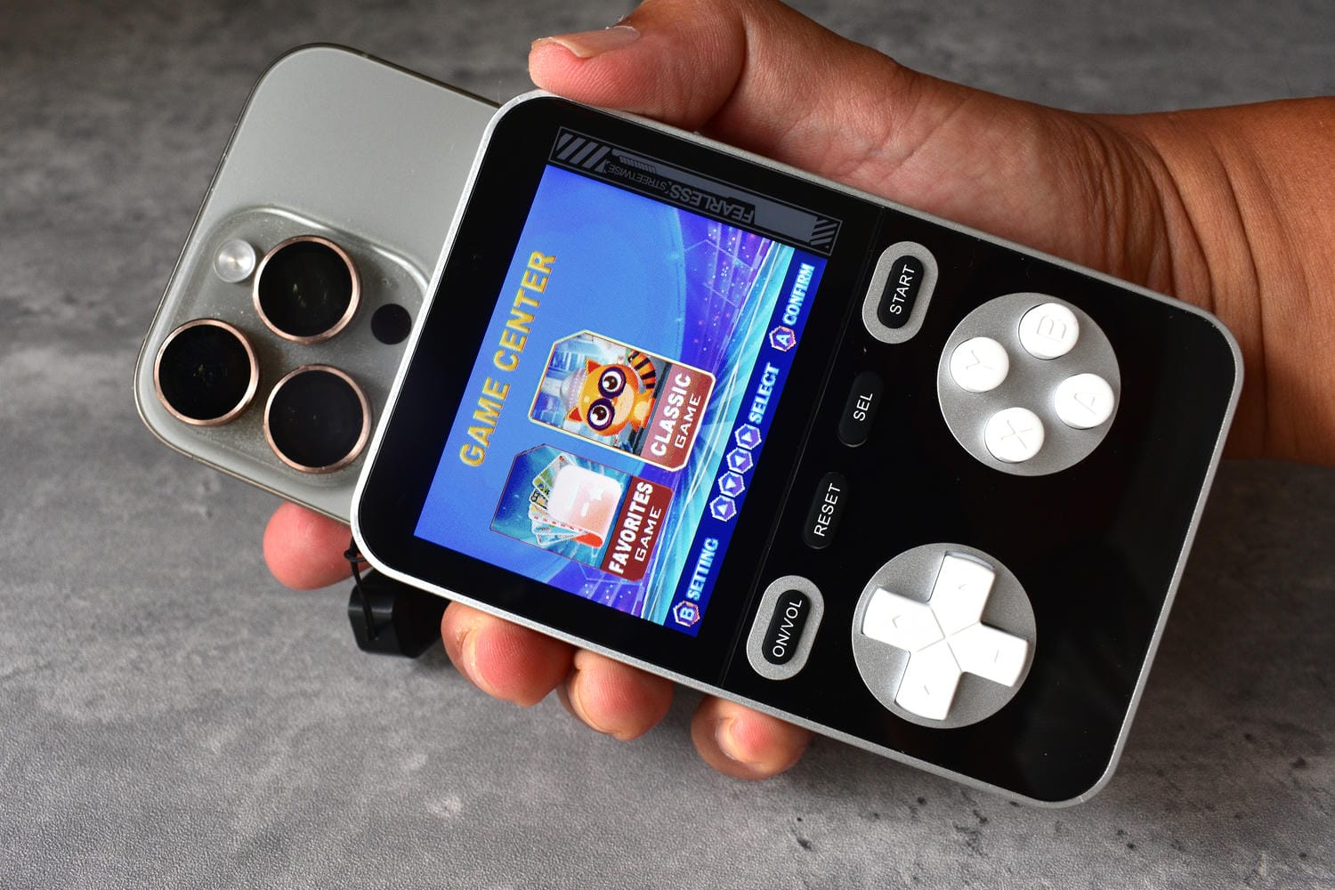 スマホの充電器、ただの黒い箱でいいの？ 充電しながら遊べるコイツが