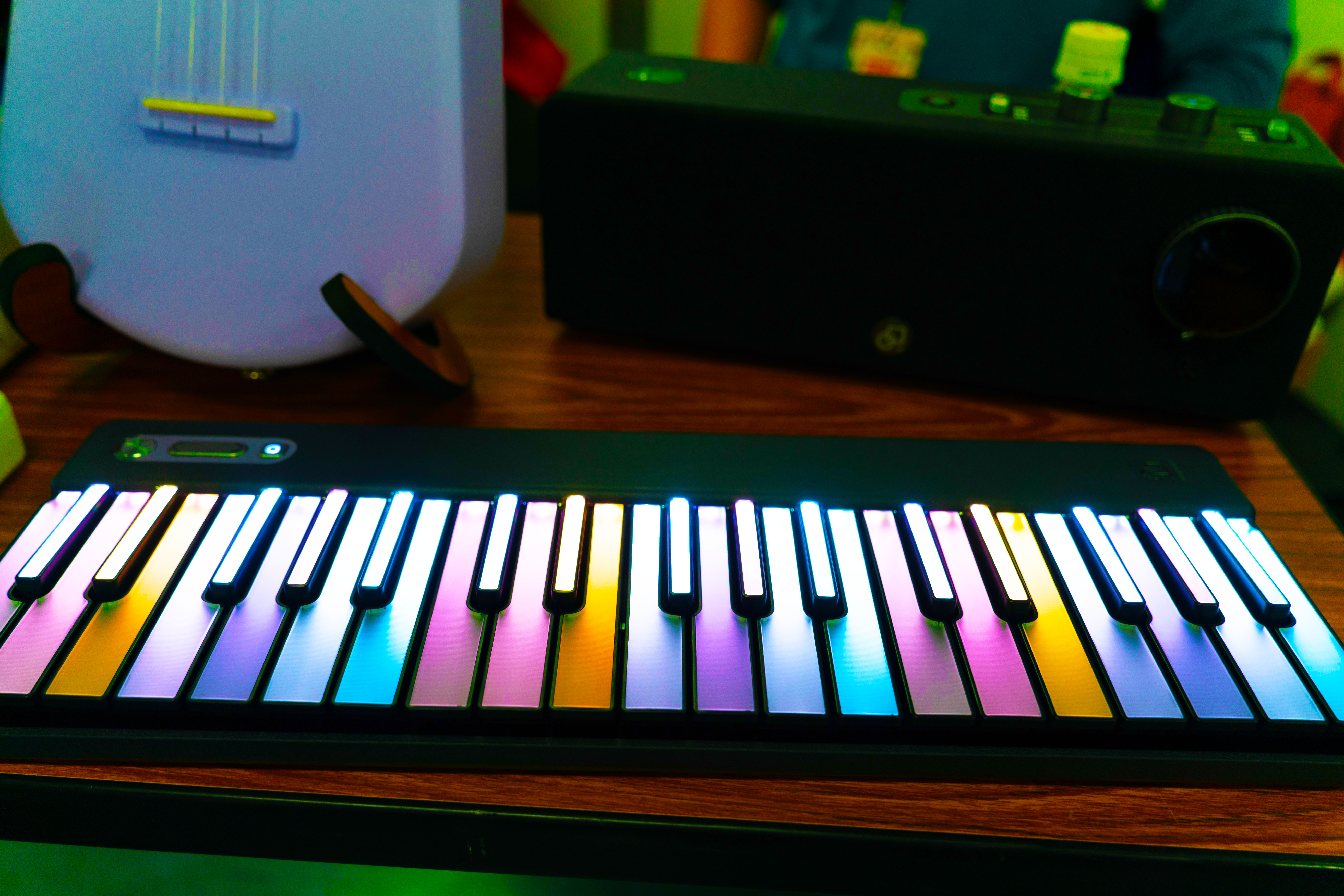 128音色が入ったスピーカー付きシンセ。ワイヤレスMIDIにも対応