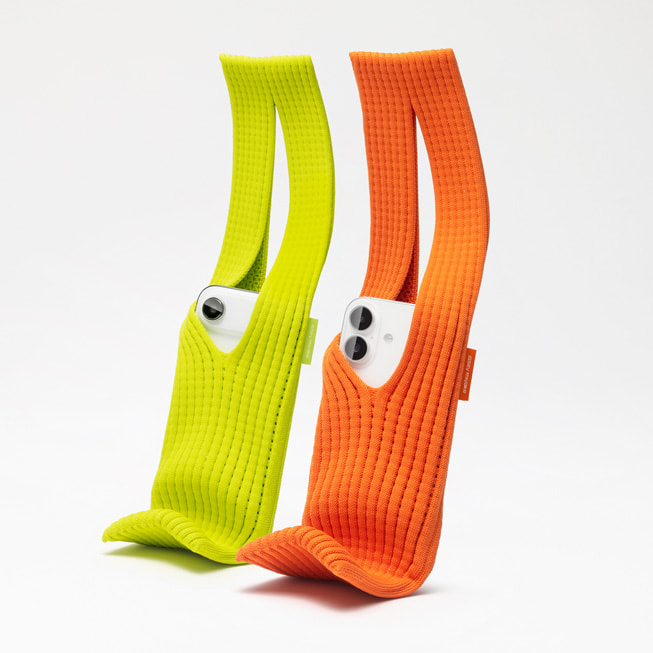 Apple × ISSAY MIYAKE iPhone Pocket マンダリン iPhoneを着るという新発想。Appleとイッセイミヤケのコラボ「iPhone