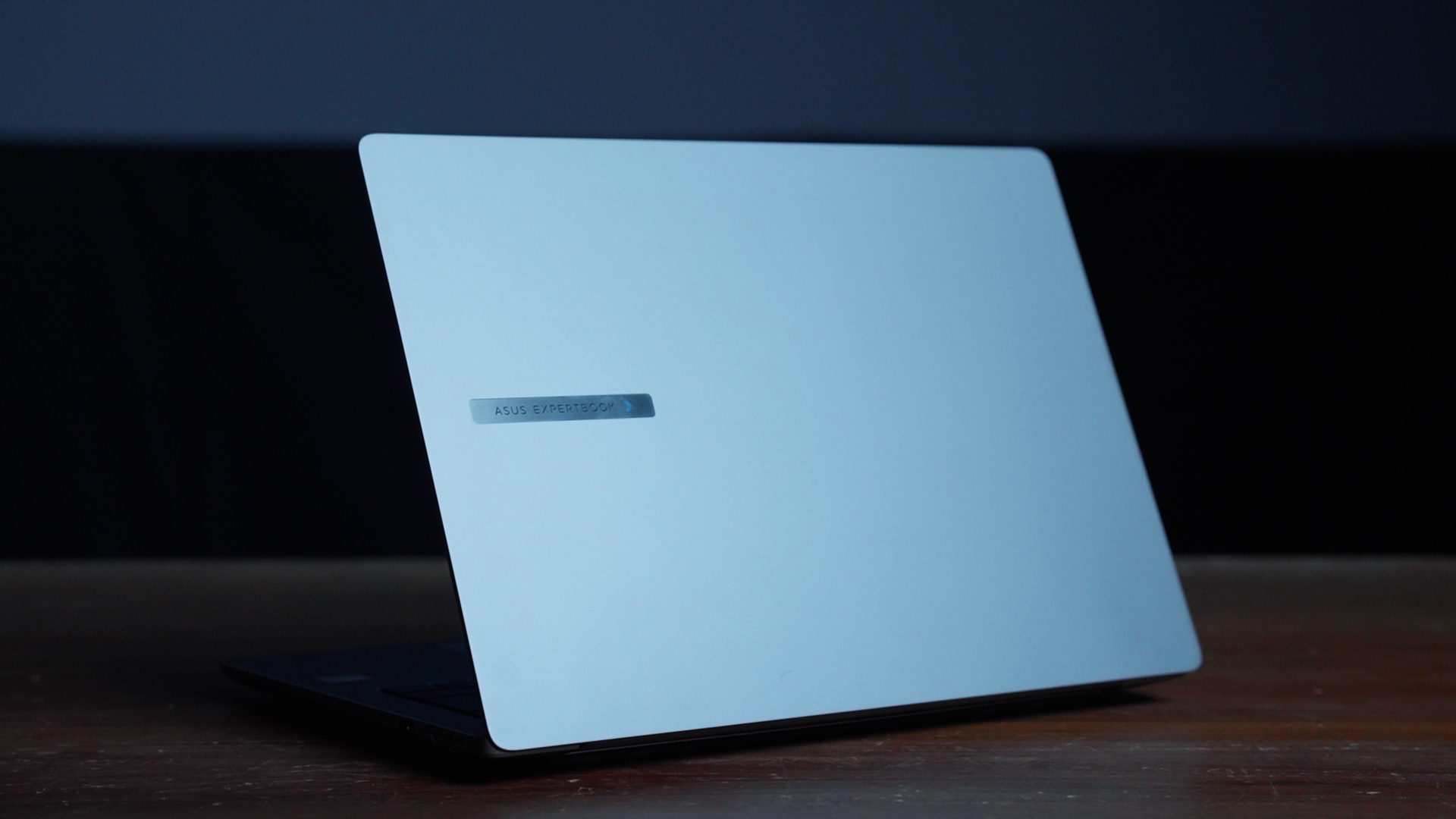 踏んでも、挟んでも、こぼしても受け入れてくれる。「ASUS ExpertBook 