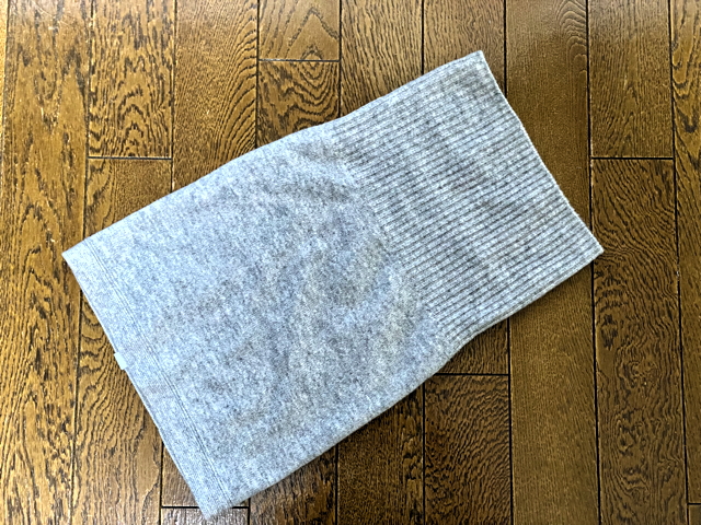 つけっぱなしでもごく自然に見える。カシミヤのリブスヌードが手放せ