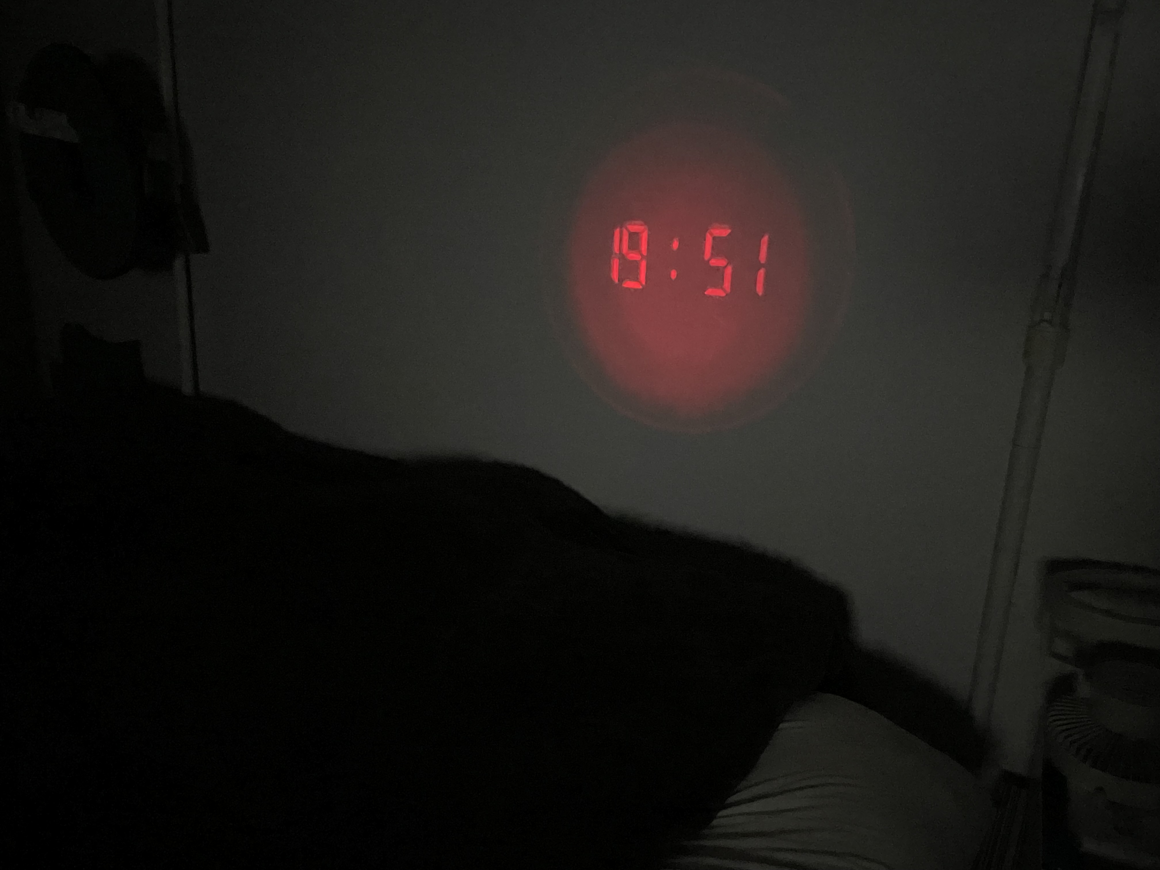 もうスマホを開かなくてOK。睡眠を守るためのニトリ製プロジェクター
