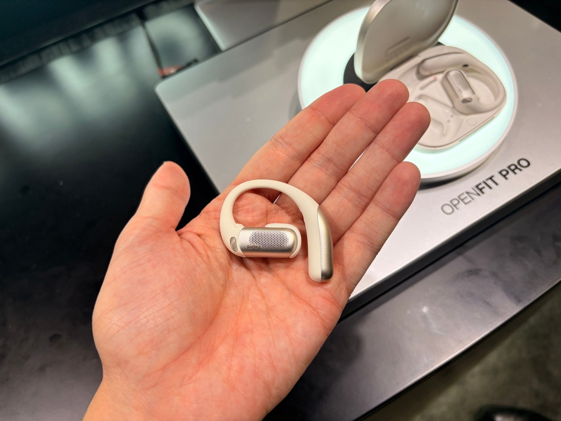 Shokzの新製品は、オープン型イヤホンなのにノイキャン的機能を搭載