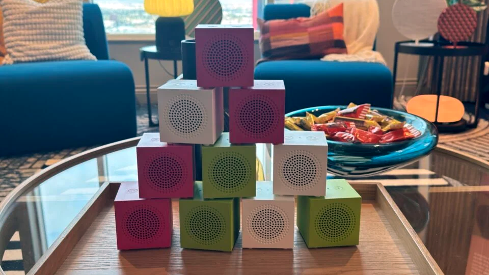 スピーカー界の『スイミー』。IKEAから「100台つながる」スピーカーが