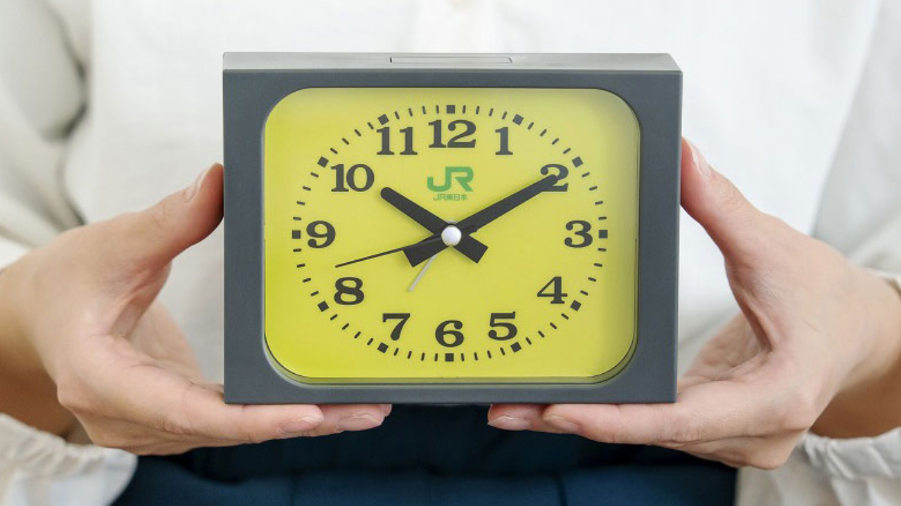 駅のあの時計」が我が家に。JR東日本仕様の目覚まし時計、出た