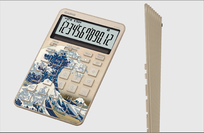 スマホ時代に電卓はどう生き延びる？ カシオの答えは「北斎の名画