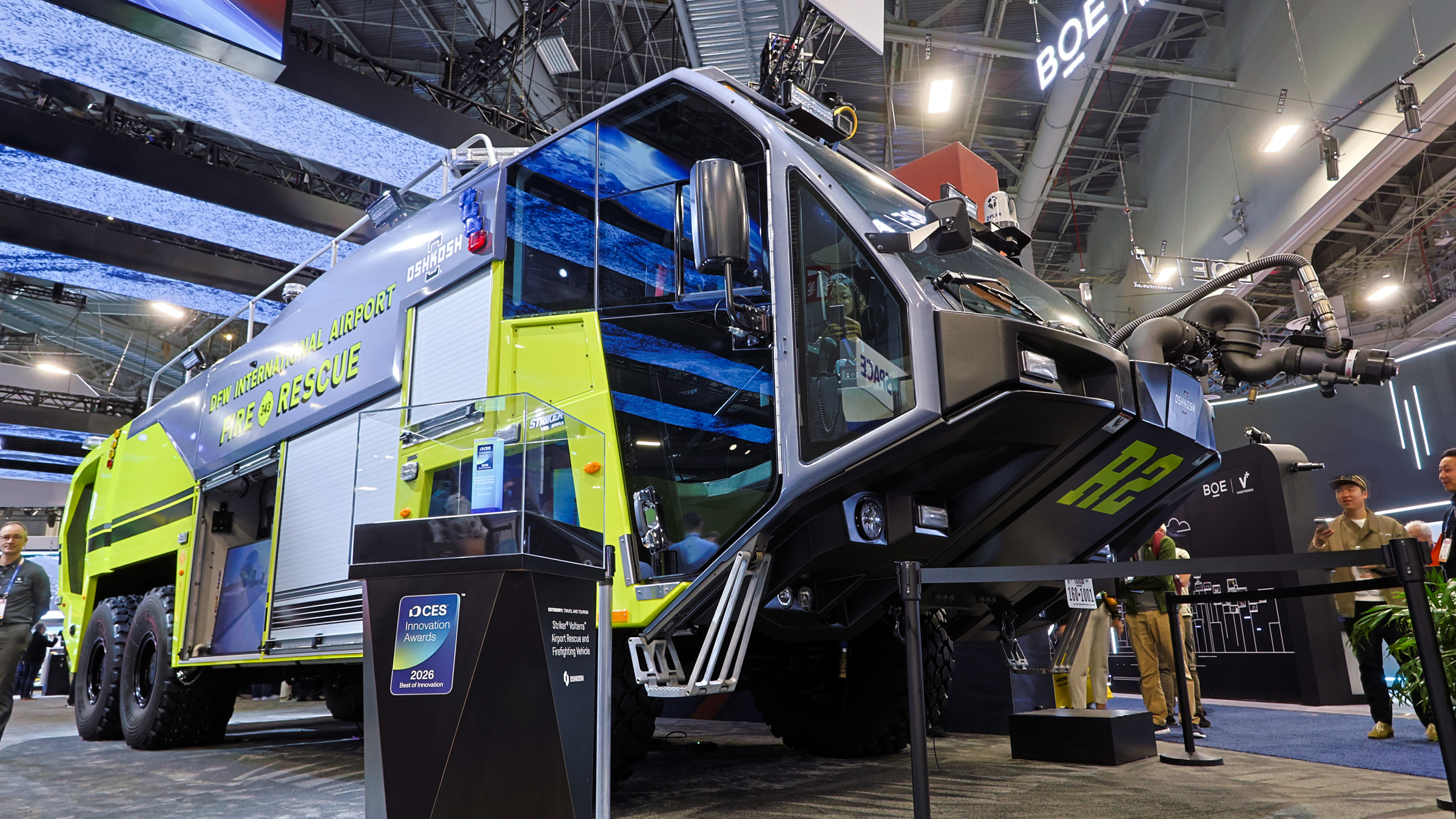 user_b1952bd8様 確認用　 大型無人放水車　ロボファイター330 CESに、一人で操れる45トン級のモンスター消防車があった