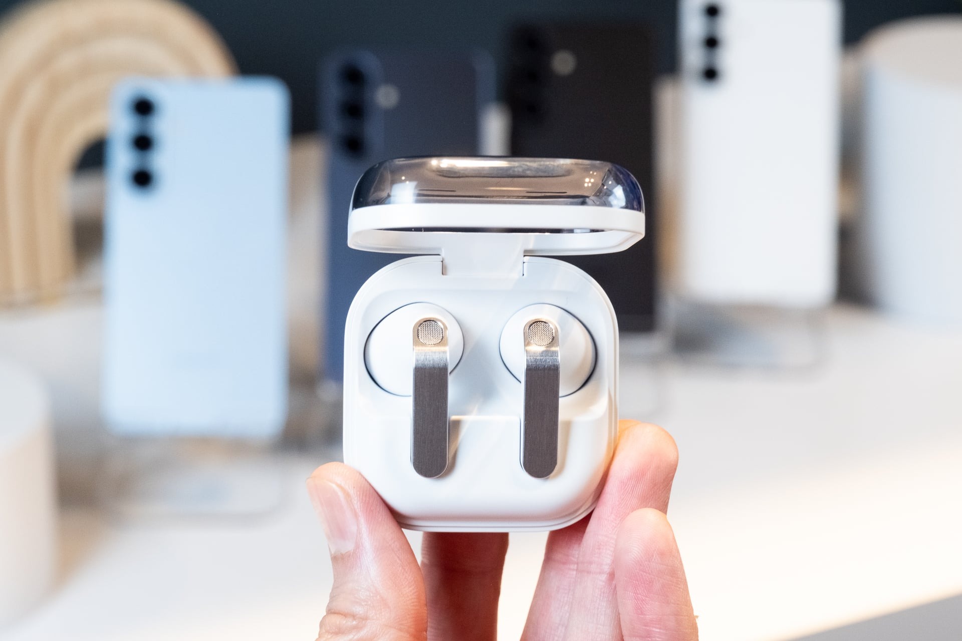 サムスン新型イヤホン「Galaxy Buds4/Pro」正式発表。3月12日発売