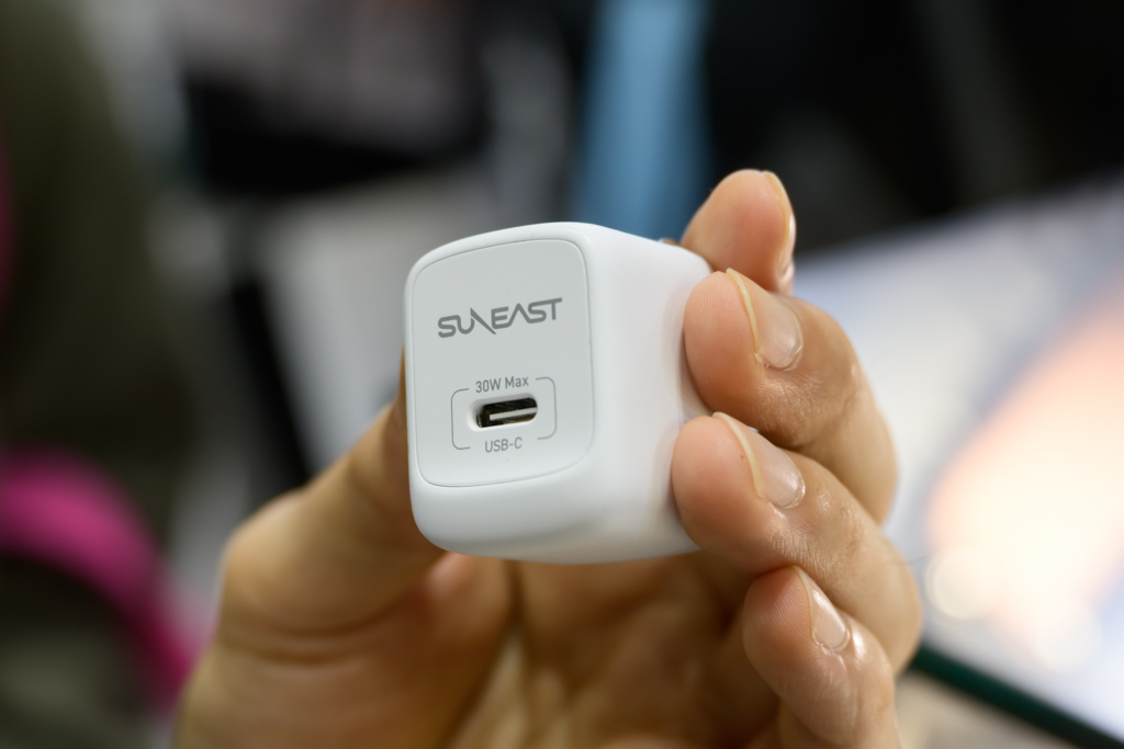 モバイル重視ならこれがいい。CP+で見つけた、世界最小クラスの30W充電