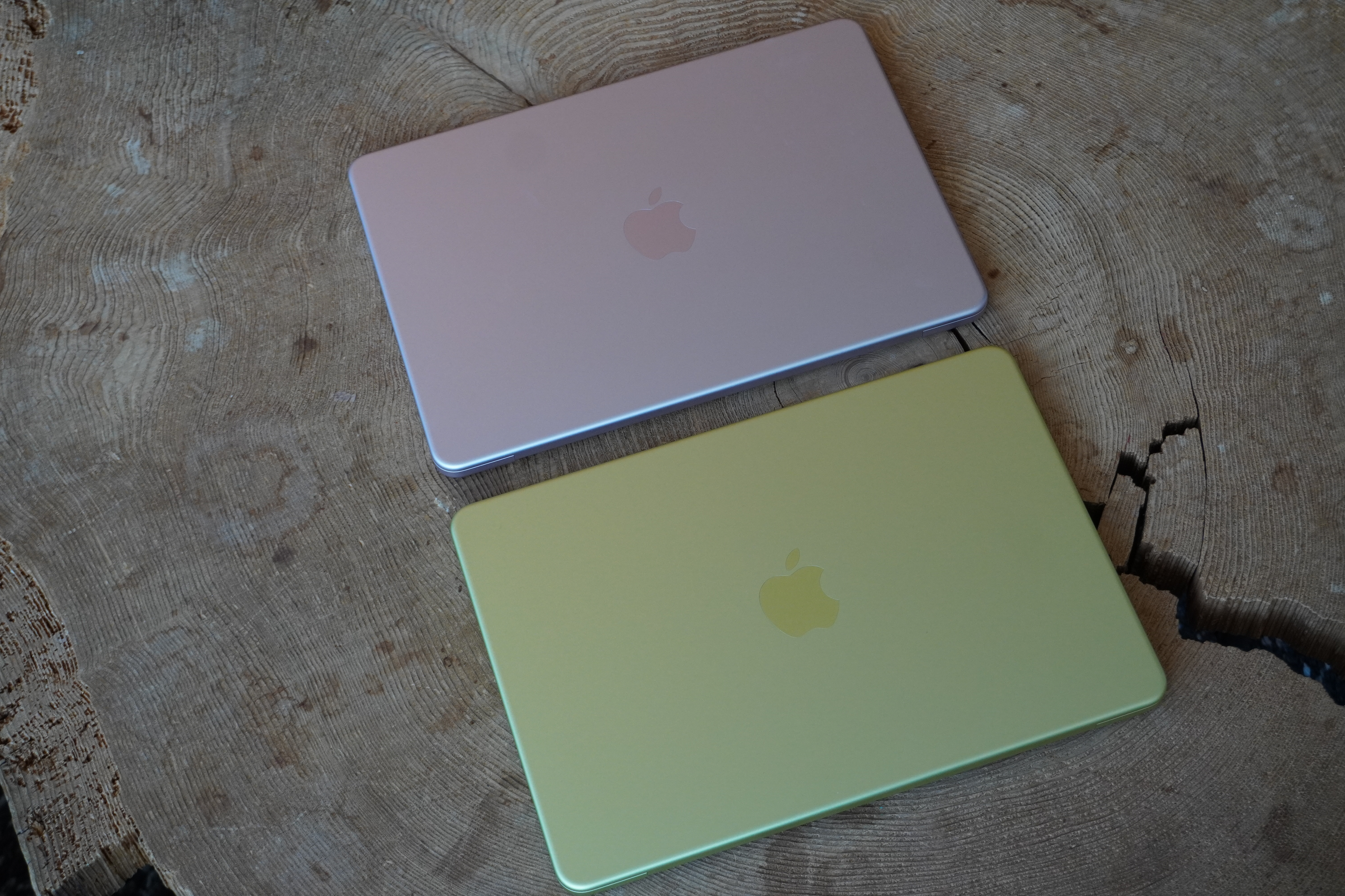 MacBook Neoを開封。シトラス、よく見ると「黄緑」でした | ギズモード