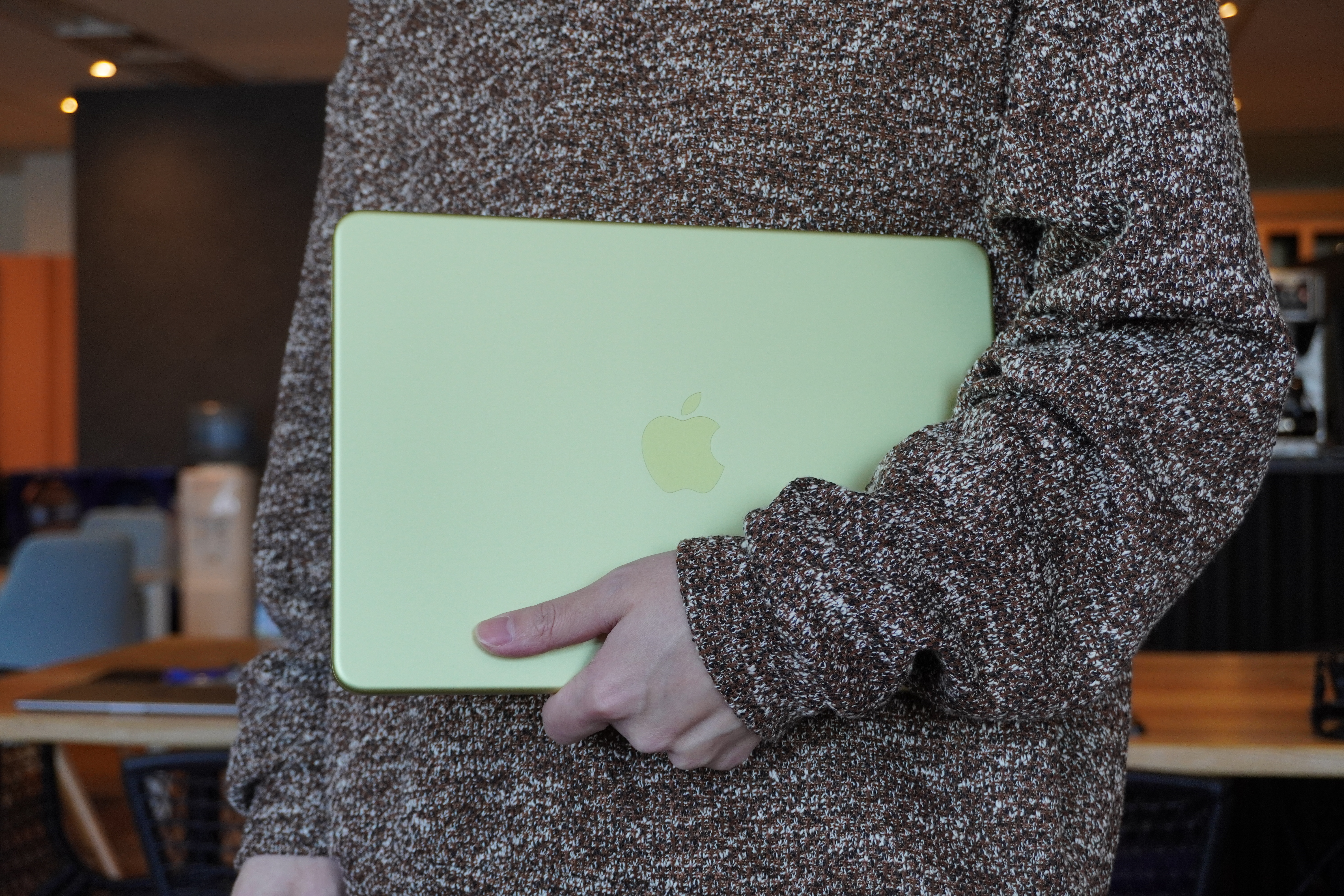 MacBook Neoを開封。シトラス、よく見ると「黄緑」でした | ギズモード
