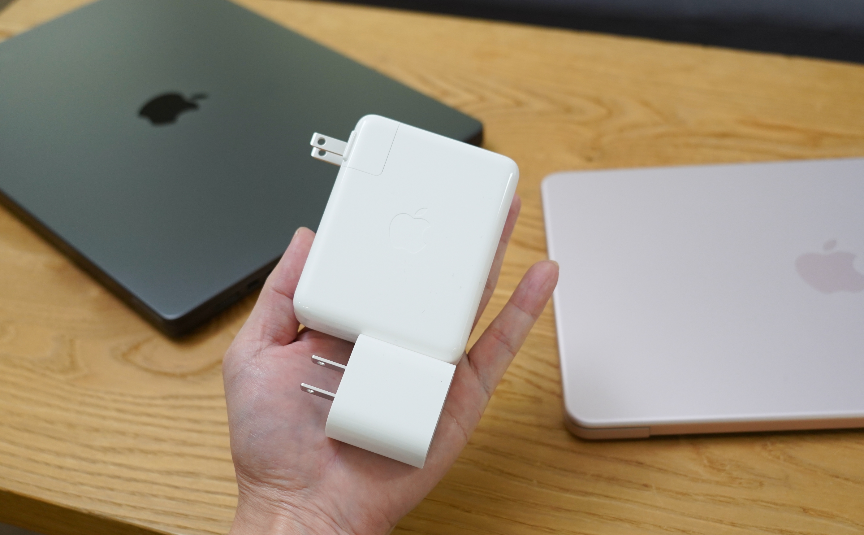 遠慮せんでた〜んとお食べ。MacBook Neoに140Wアダプタを繋げてみた