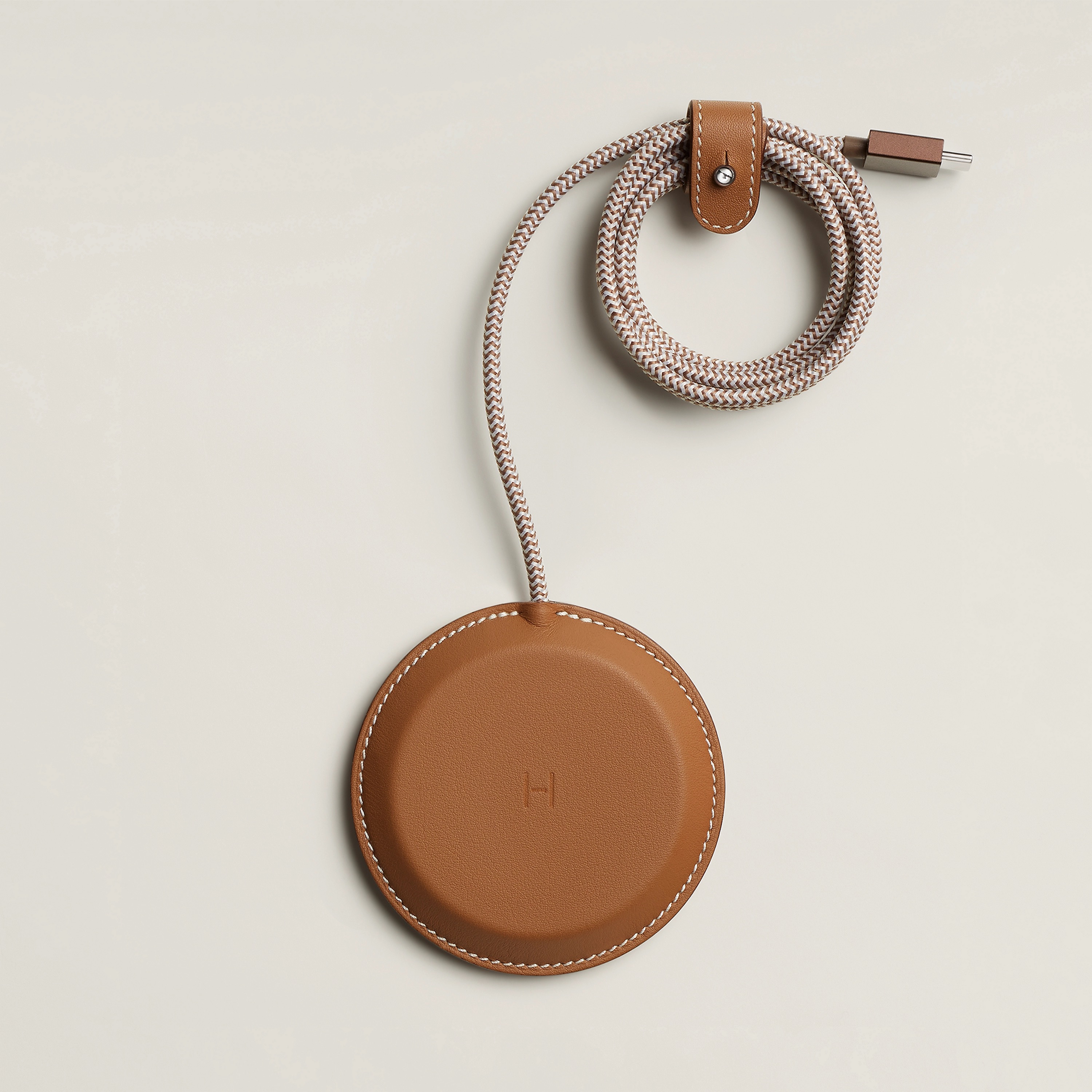 エルメスから良いお値段すぎるMagSafe充電器が登場 | ギズモード・ジャパン