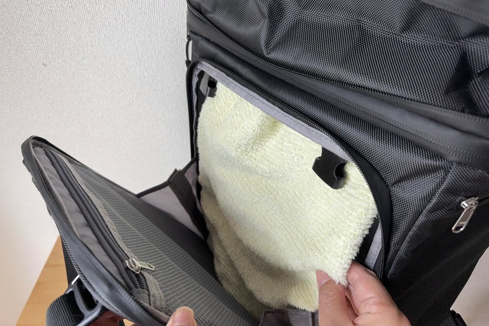 重さ3kgの衝撃。階段ではリュックに変身する「変形スーツケース」を