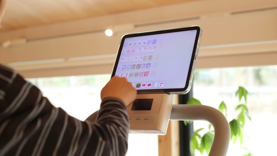 ダイヤル操作のギミック感も◎。動画を見ながら登れる「無限階段PRO