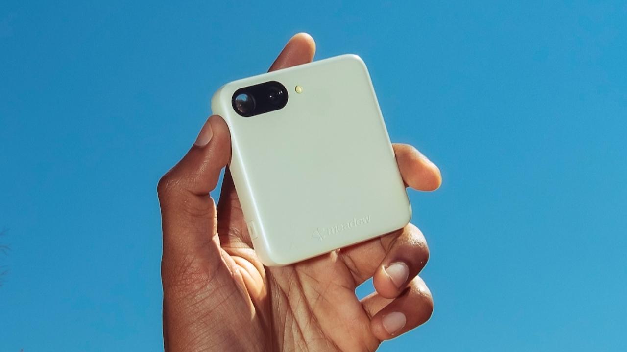 普通のスマホに飽きた人へ。この春登場した、「クセ強スマホ」たち
