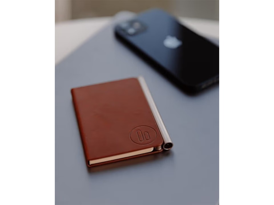 ひらめきを秒でメモ！スマホと合体するジュラルミン×本革のノートが