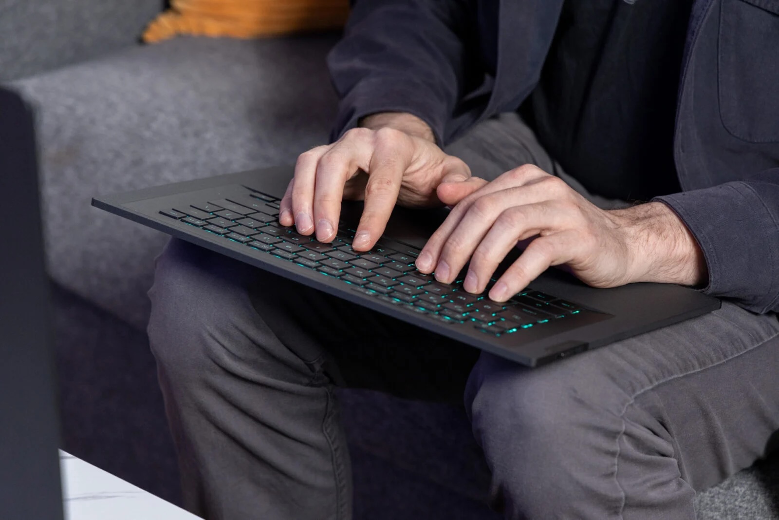 ASUSの新作2画面PCをレビュー。重いしかさばる。でも戻れない沼