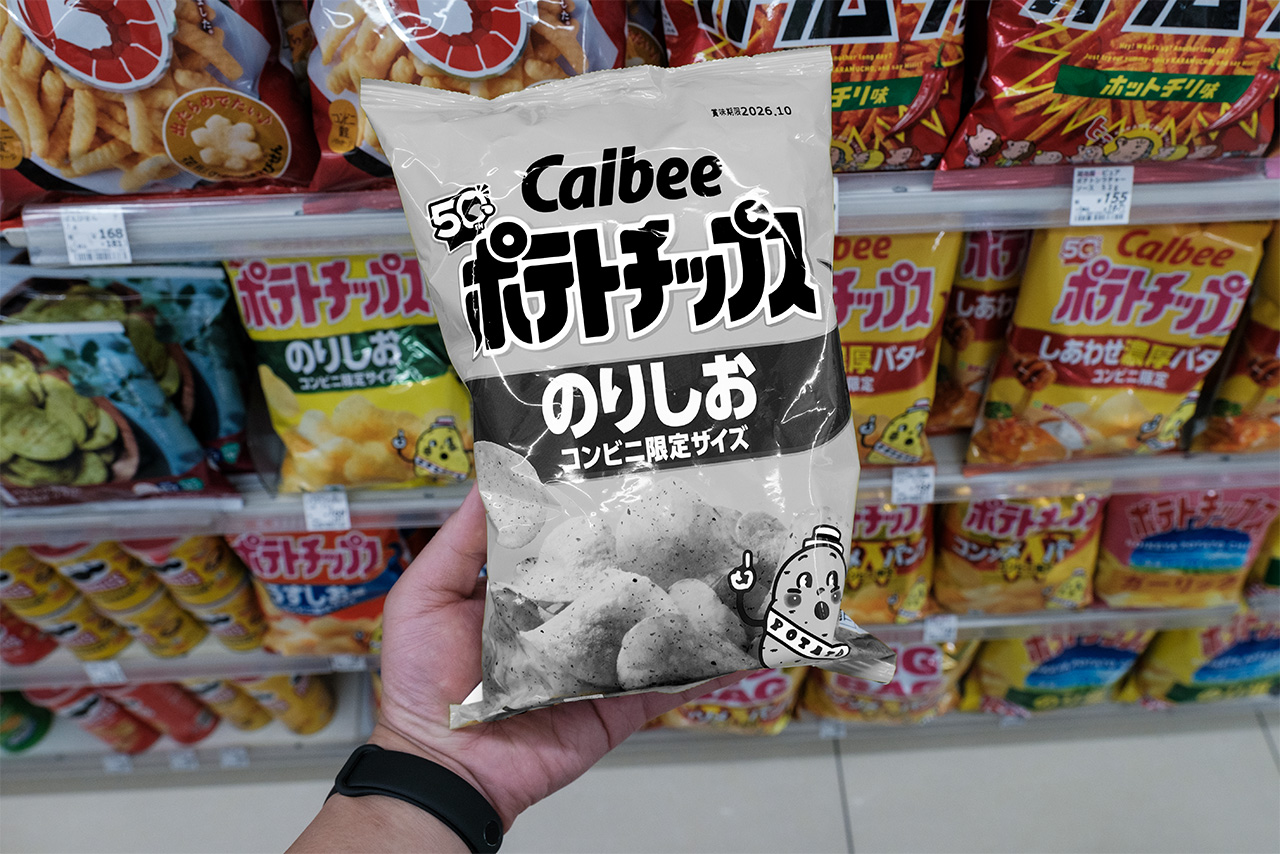 カルビーのポテチが白黒パッケージに！なぜ白黒ならOK？ちなみに全部