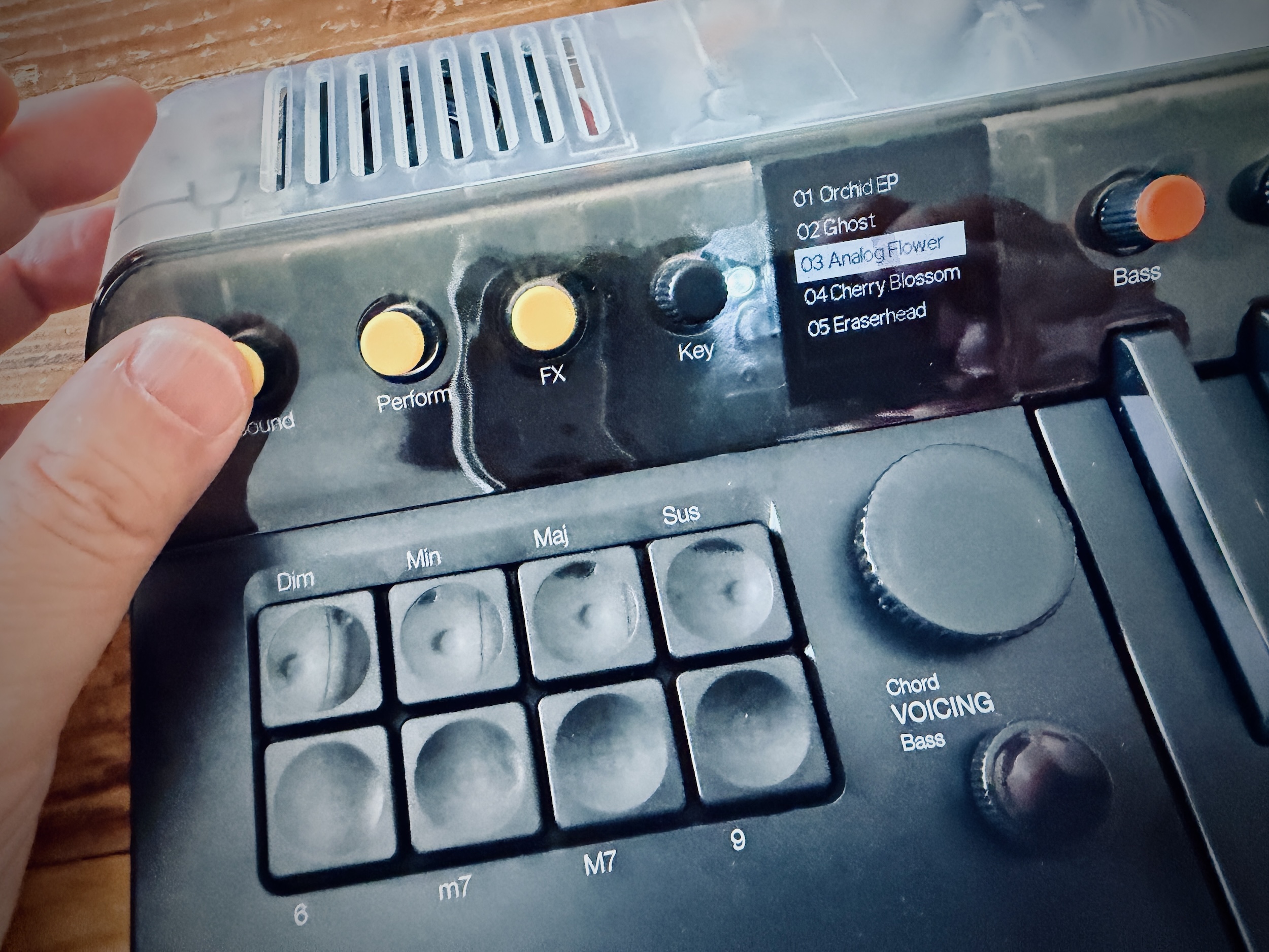 ギター脳のままDTMしたい。指1本でコードが弾けるOrchid | ギズモード