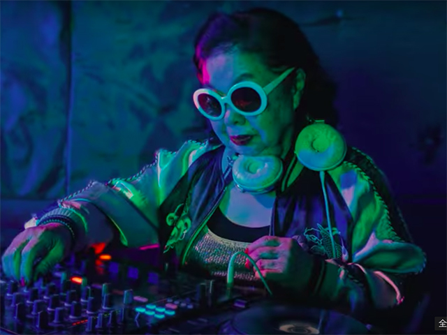 昼は餃子屋 夜はdj 83歳の日本女性を見てたら年齢とか関係ないって思え