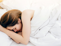 イテテ...。生理痛で眠れない夜は、膝を抱えると良いみたい