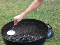 090525Clean_Your_Grill_with_an_Onion.jpg