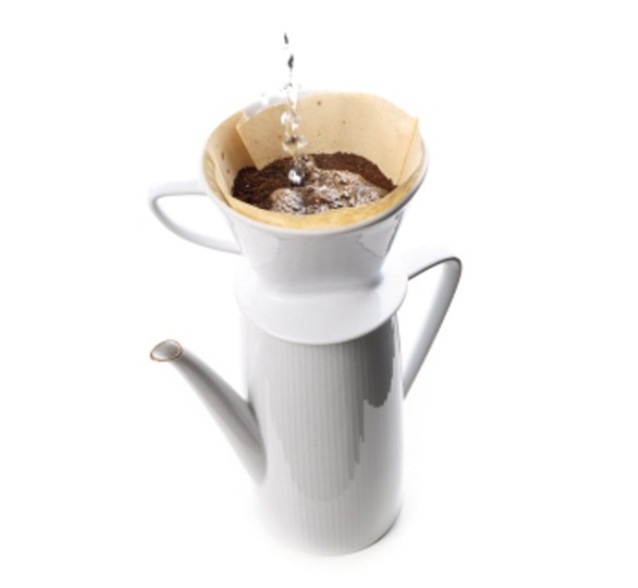 ドリップする前にフィルターをお湯ですすぐとコーヒーがよりおいしくなる