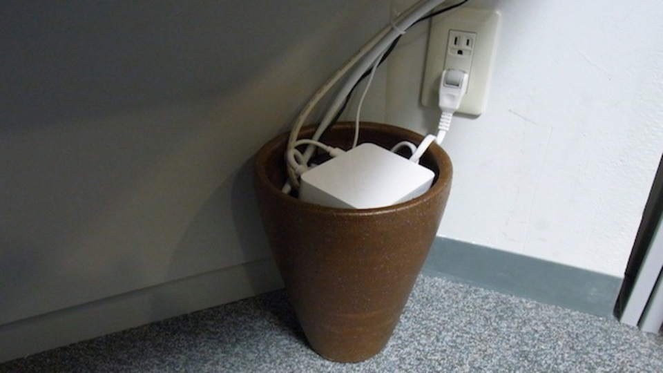 植木鉢にぶちこめば配線がスッキリ!